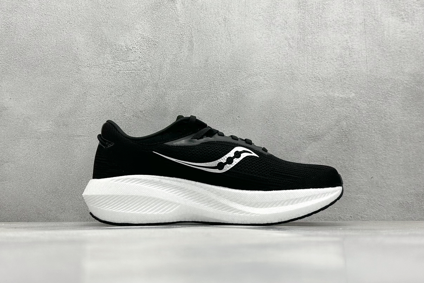 终端放店
XD版 Saucony Triumph 21代 索康尼旗舰级缓震型跑鞋
性能相比前几代再升