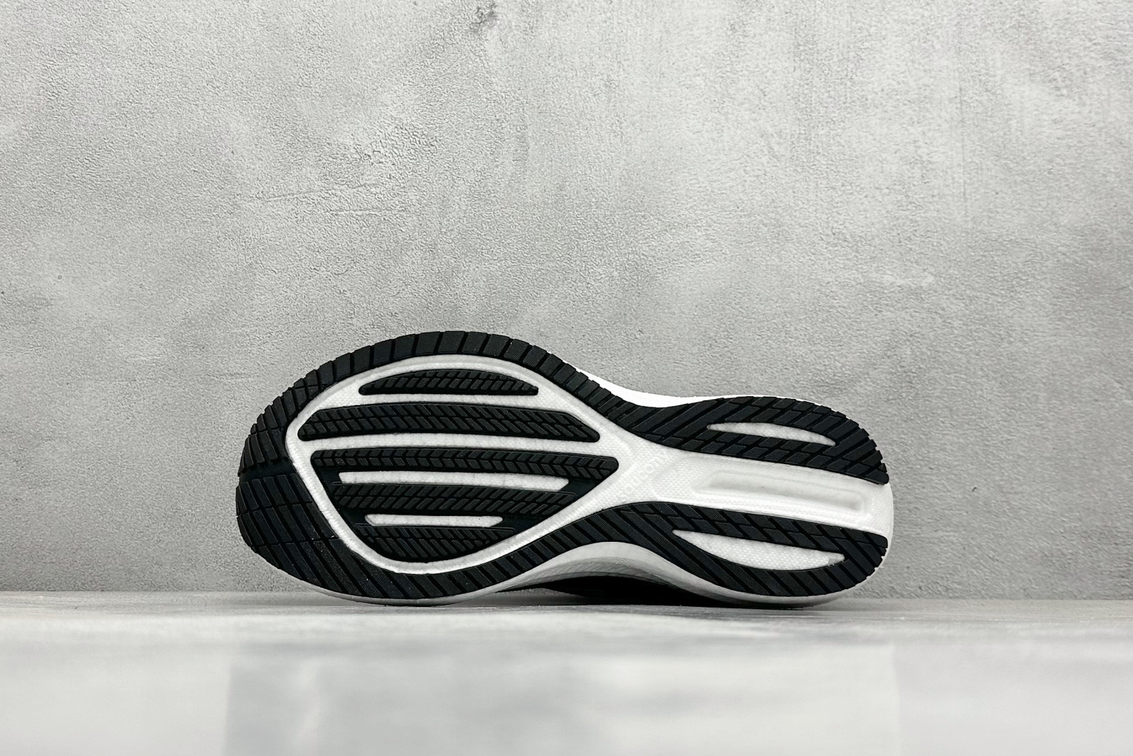 终端放店
XD版 Saucony Triumph 21代 索康尼旗舰级缓震型跑鞋
性能相比前几代再升