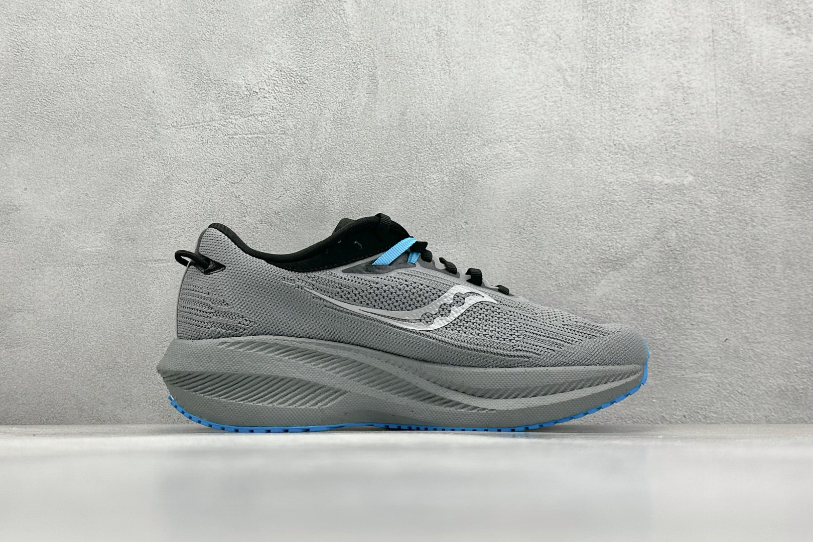 终端放店
XD版 Saucony Triumph 21代 索康尼旗舰级缓震型跑鞋
性能相比前几代再升