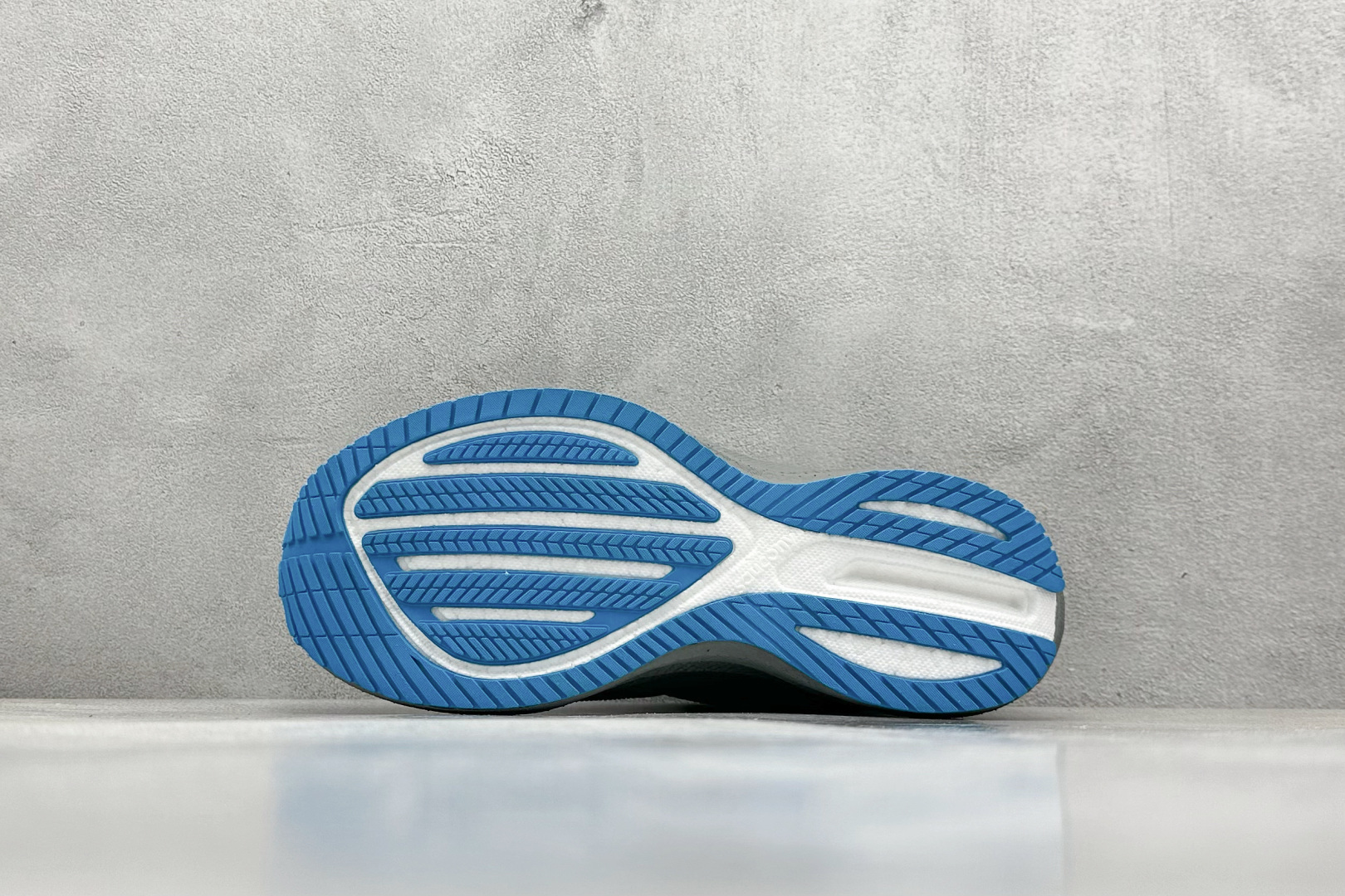 终端放店
XD版 Saucony Triumph 21代 索康尼旗舰级缓震型跑鞋
性能相比前几代再升