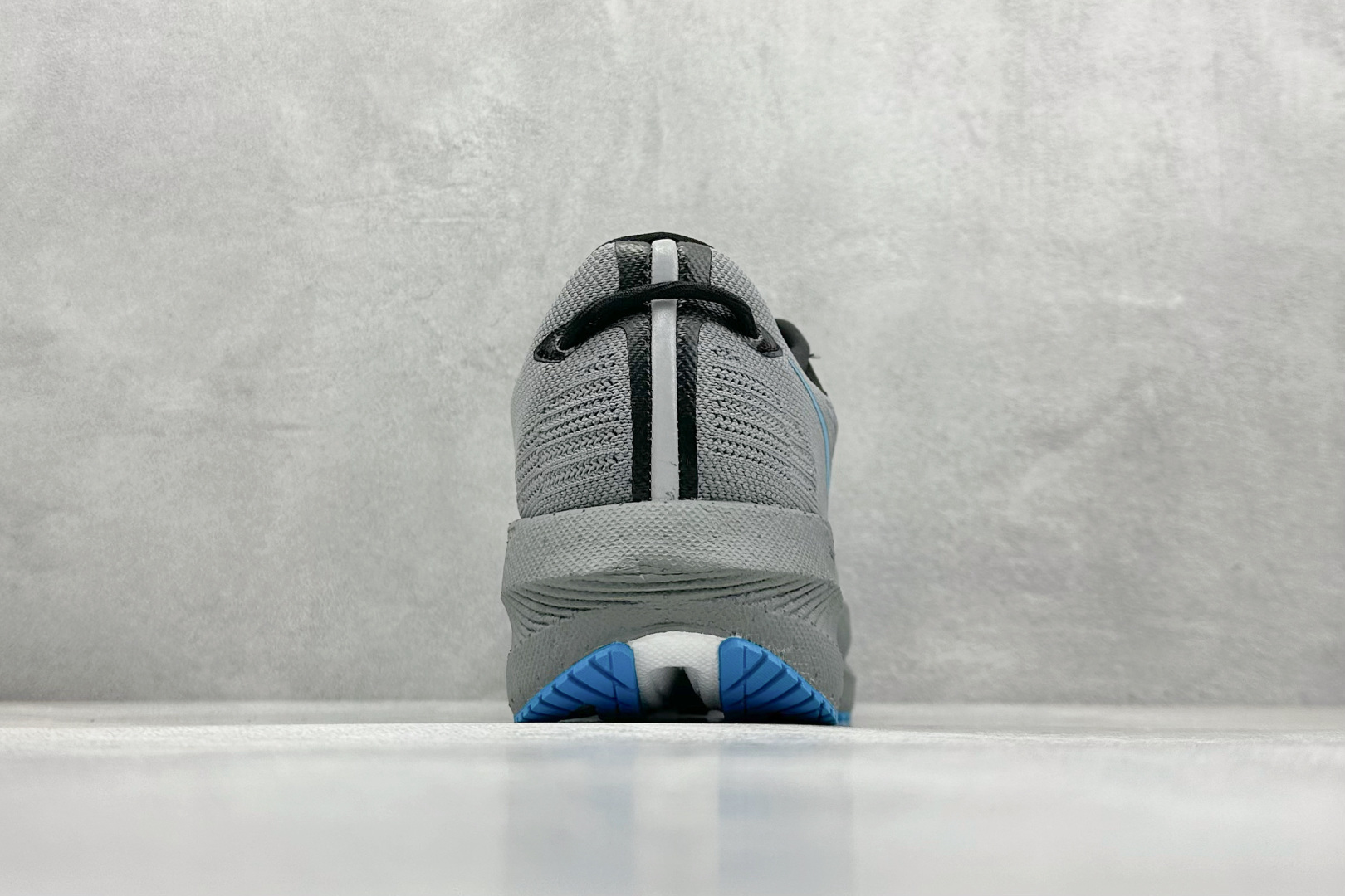终端放店
XD版 Saucony Triumph 21代 索康尼旗舰级缓震型跑鞋
性能相比前几代再升