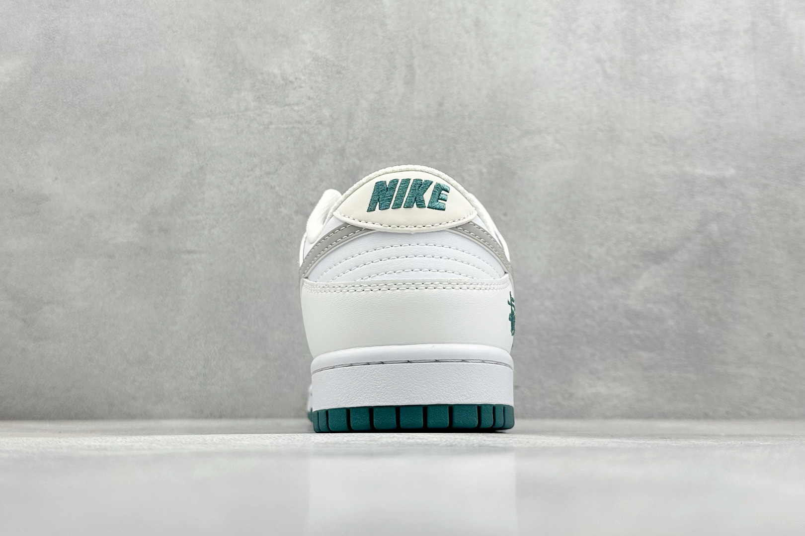  终端放店
XC版 Nk SB Dunk Low 斯图西联名-白灰绿印字 周年高端定制 低帮休闲板鞋

