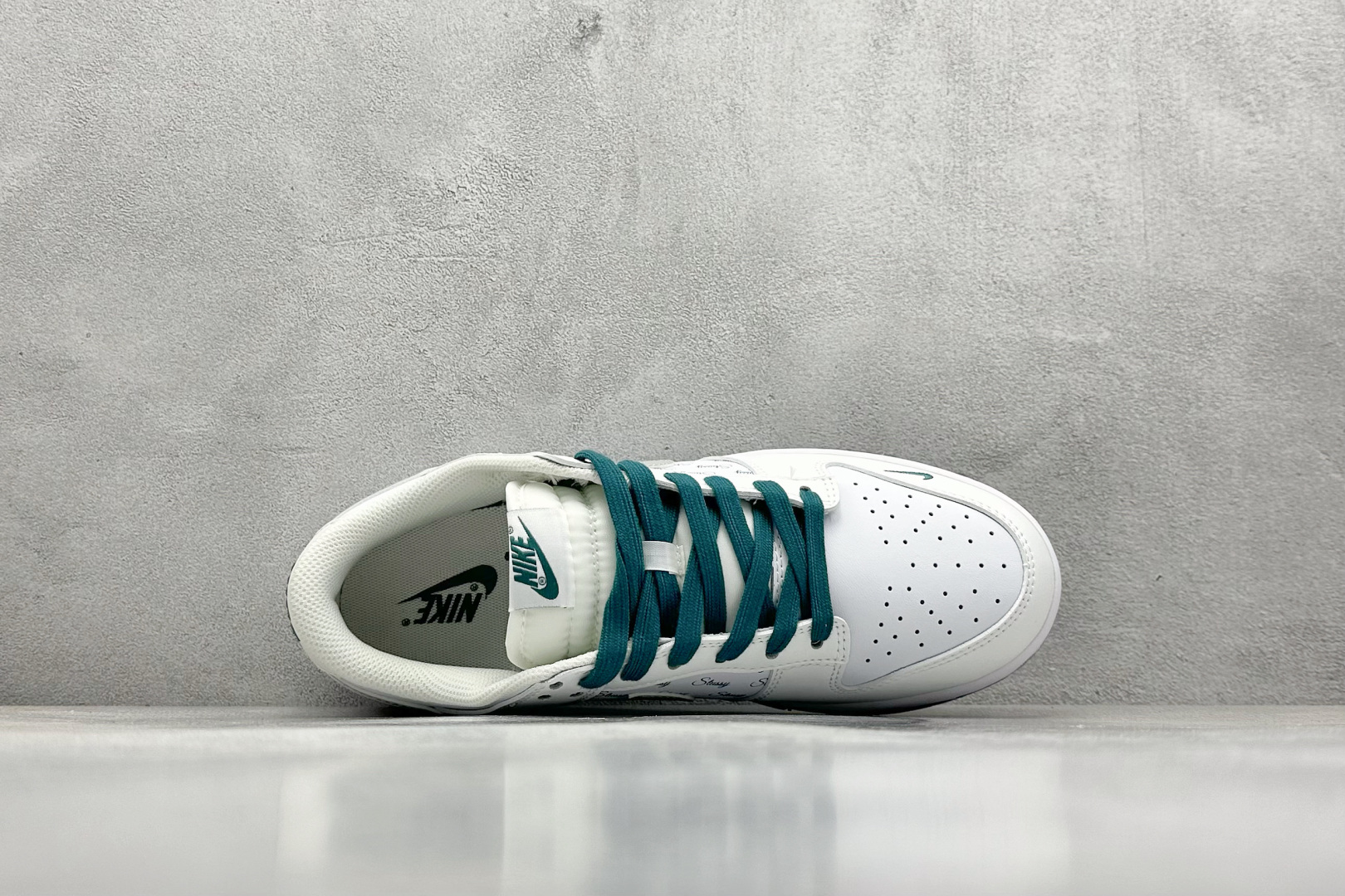  终端放店
XC版 Nk SB Dunk Low 斯图西联名-白灰绿印字 周年高端定制 低帮休闲板鞋

