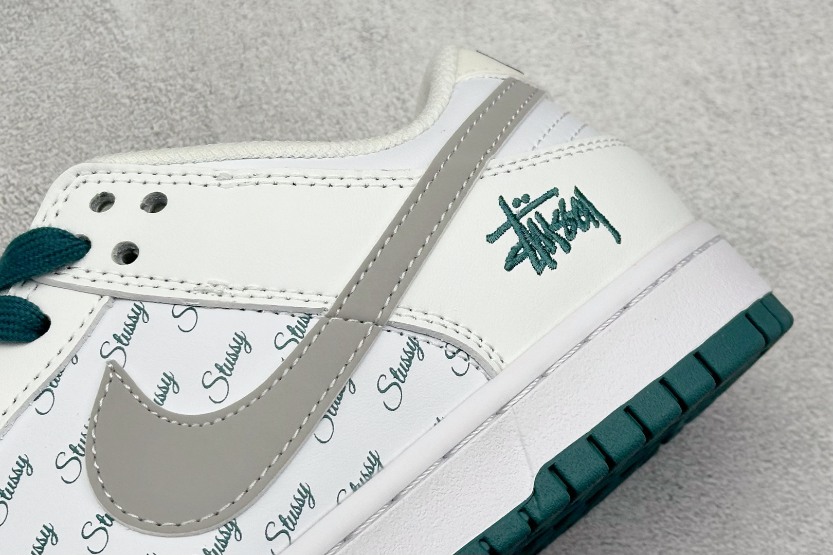  终端放店
XC版 Nk SB Dunk Low 斯图西联名-白灰绿印字 周年高端定制 低帮休闲板鞋

