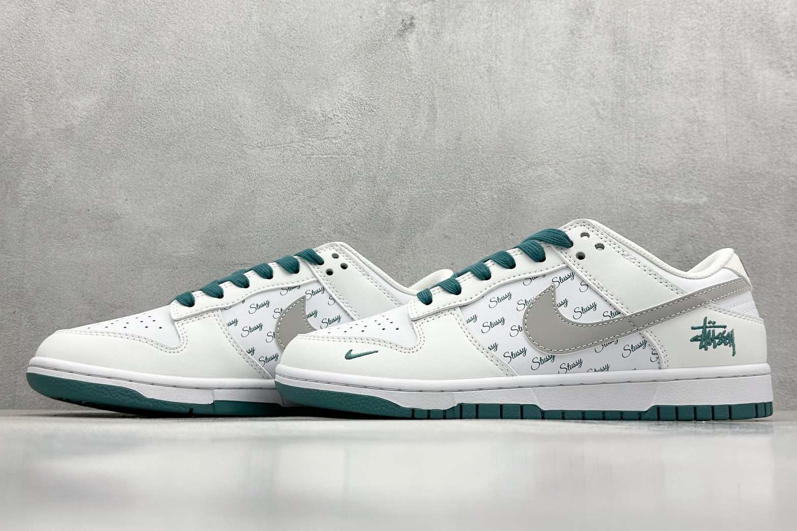  终端放店
XC版 Nk SB Dunk Low 斯图西联名-白灰绿印字 周年高端定制 低帮休闲板鞋

