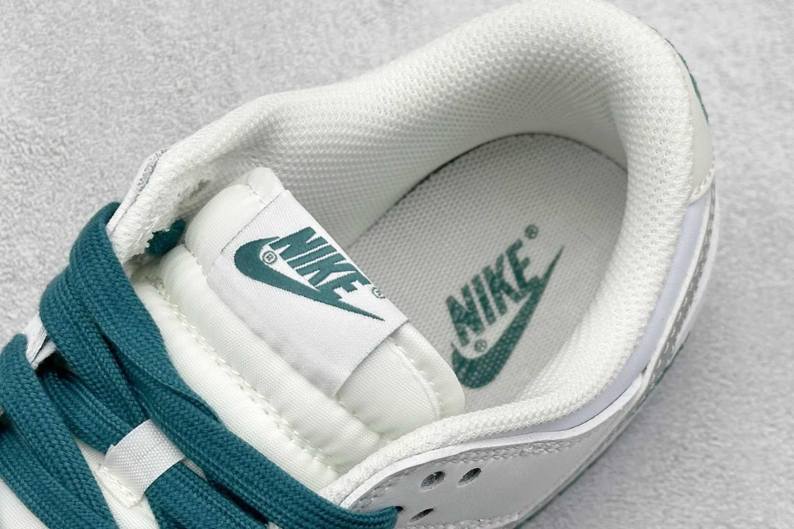  终端放店
XC版 Nk SB Dunk Low 斯图西联名-白灰绿印字 周年高端定制 低帮休闲板鞋

