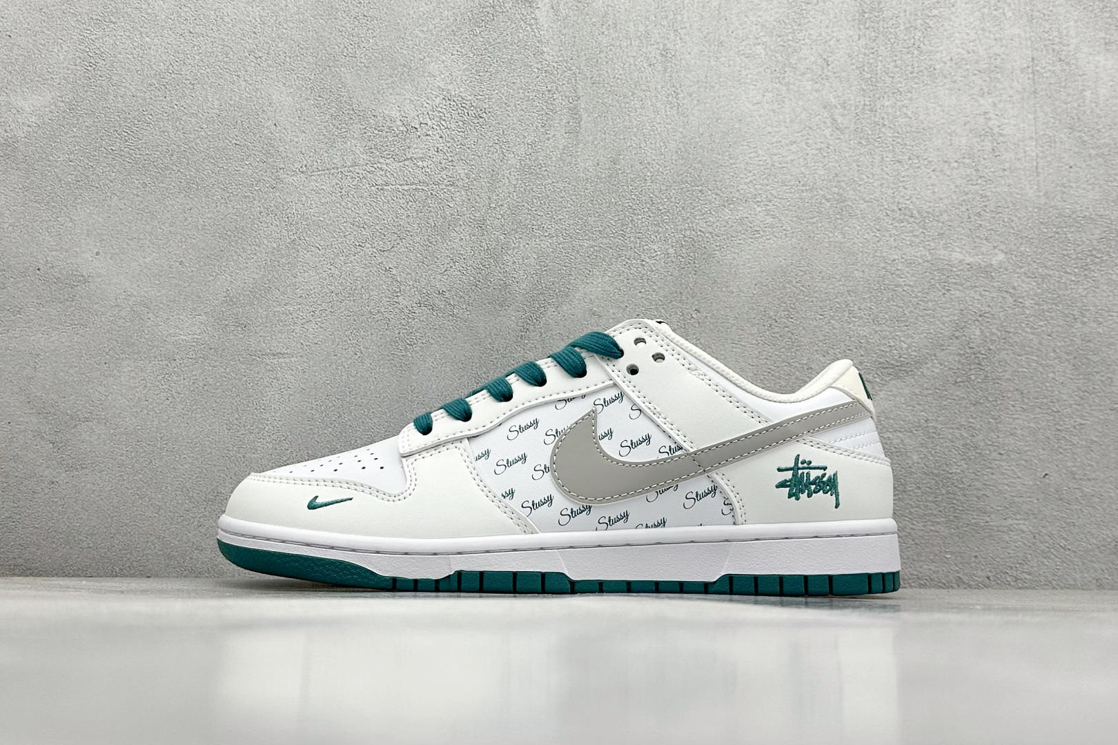  终端放店
XC版 Nk SB Dunk Low 斯图西联名-白灰绿印字 周年高端定制 低帮休闲板鞋

