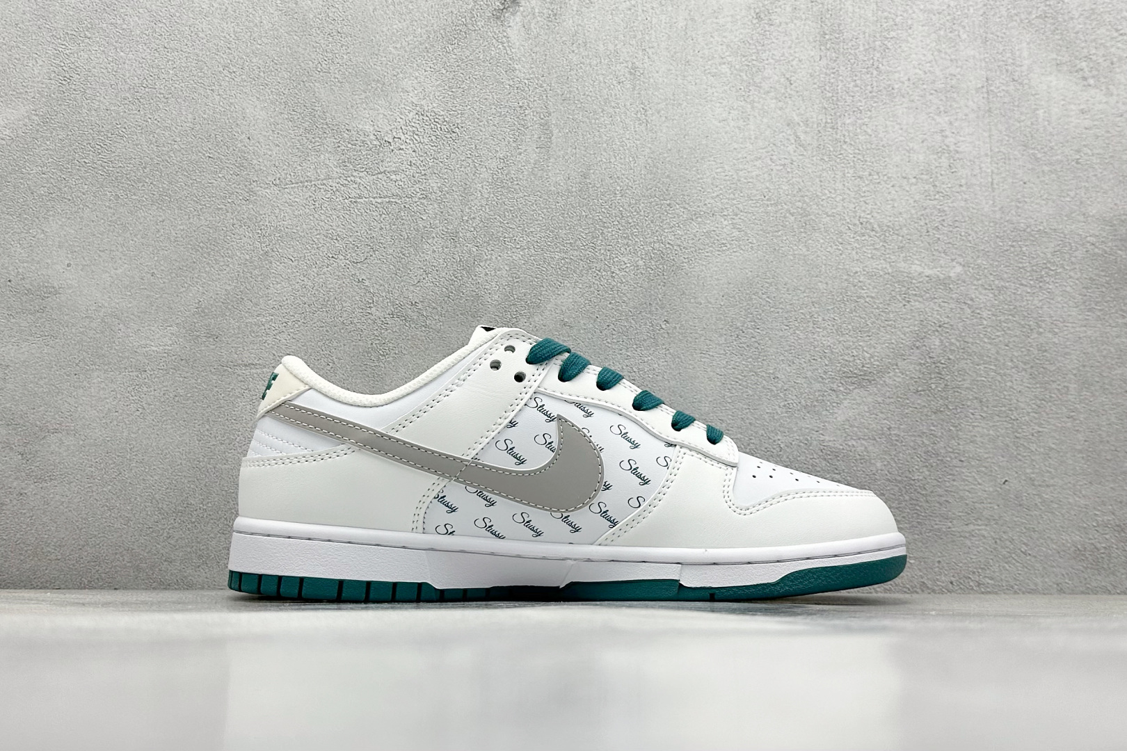  终端放店
XC版 Nk SB Dunk Low 斯图西联名-白灰绿印字 周年高端定制 低帮休闲板鞋

