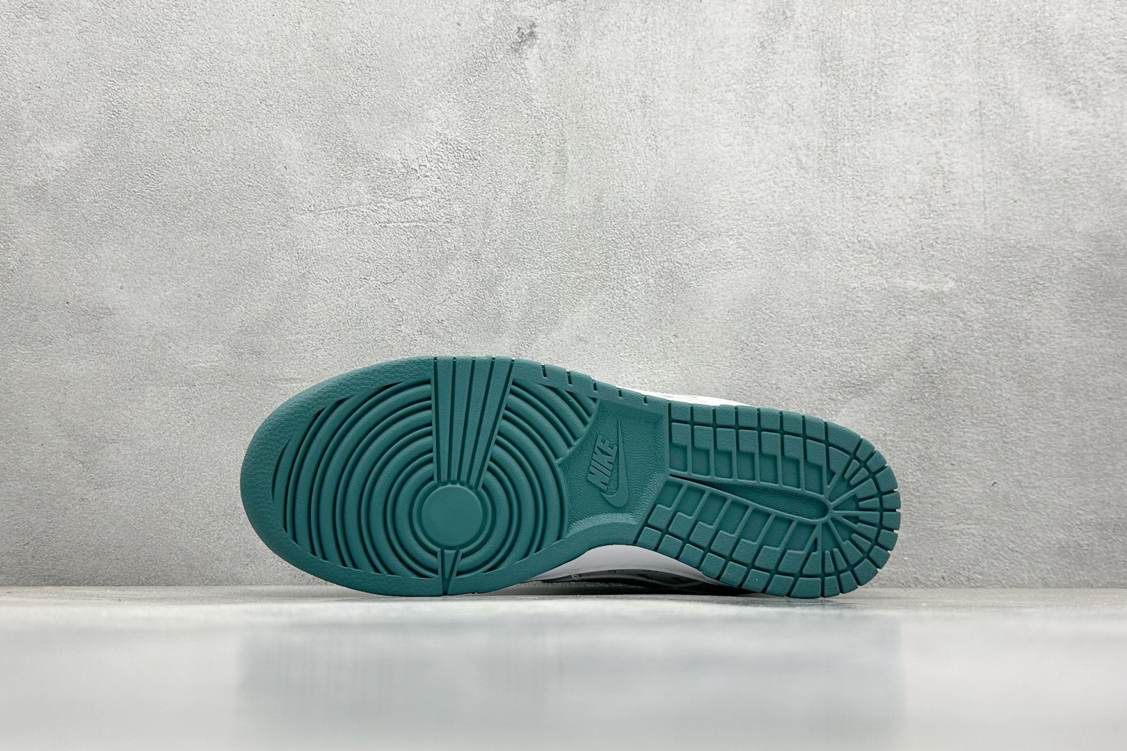  终端放店
XC版 Nk SB Dunk Low 斯图西联名-白灰绿印字 周年高端定制 低帮休闲板鞋

