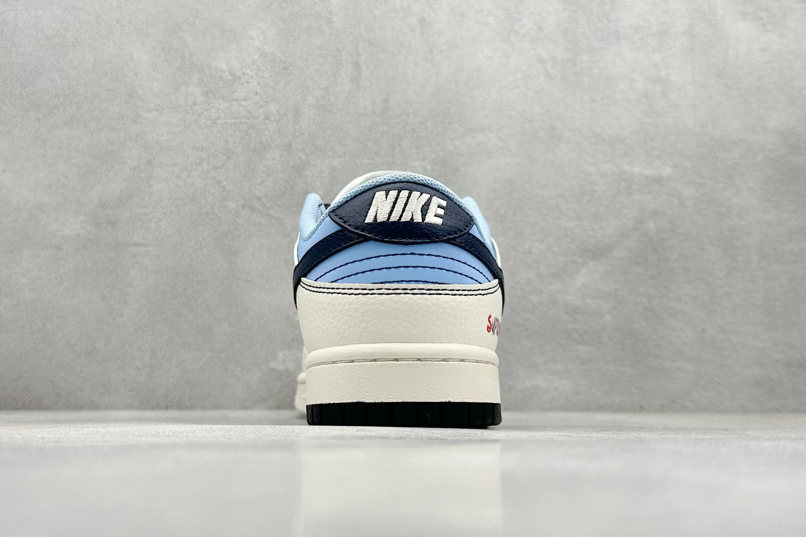  终端放店
XC版 Nike SB Dunk Low Sup系列 米白藏蓝勾 周年高端定制 低帮休闲板鞋