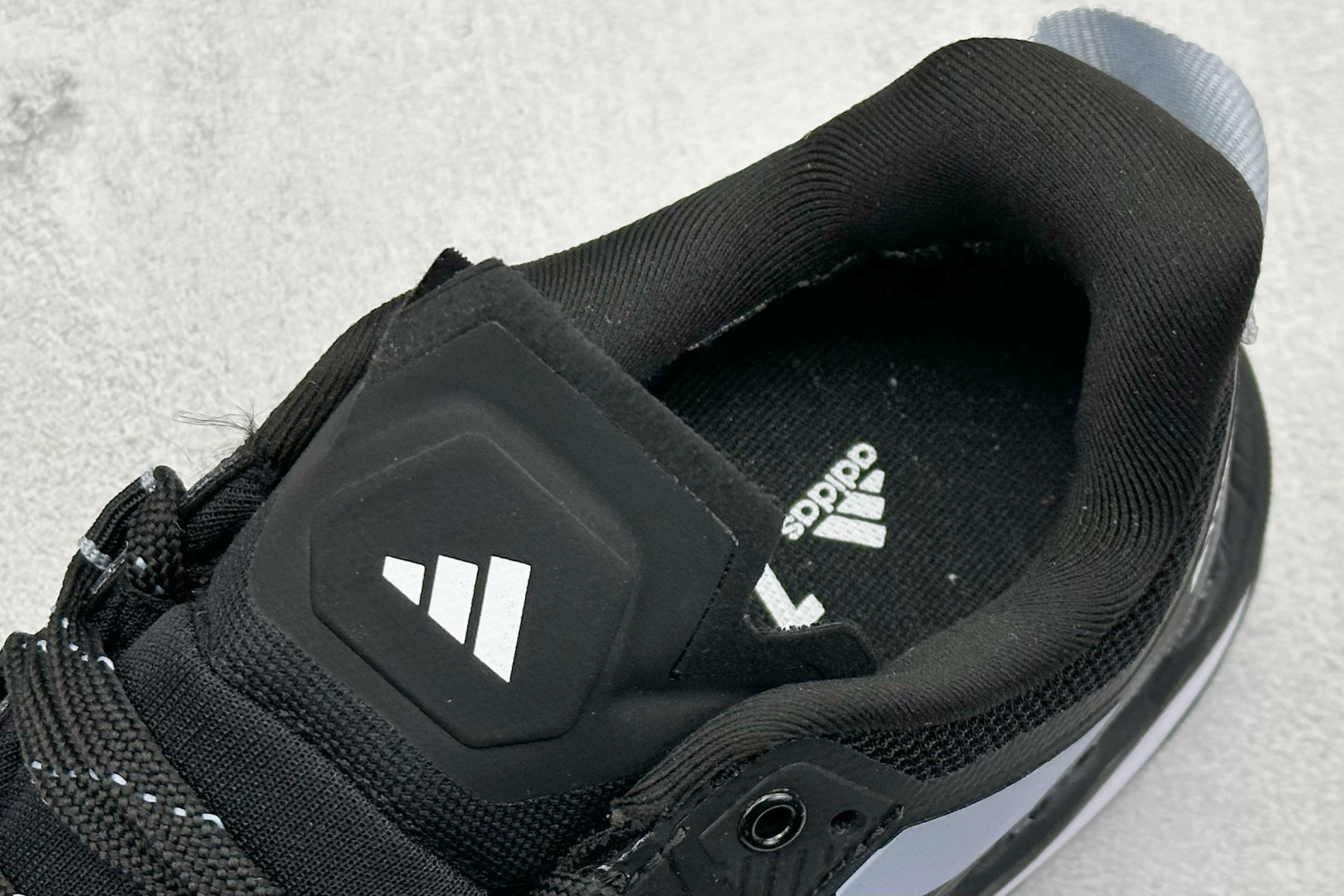  
Adidas TERREX SKYCHASER TECH GTX 
运动网面透气跑鞋 
原档案数据编