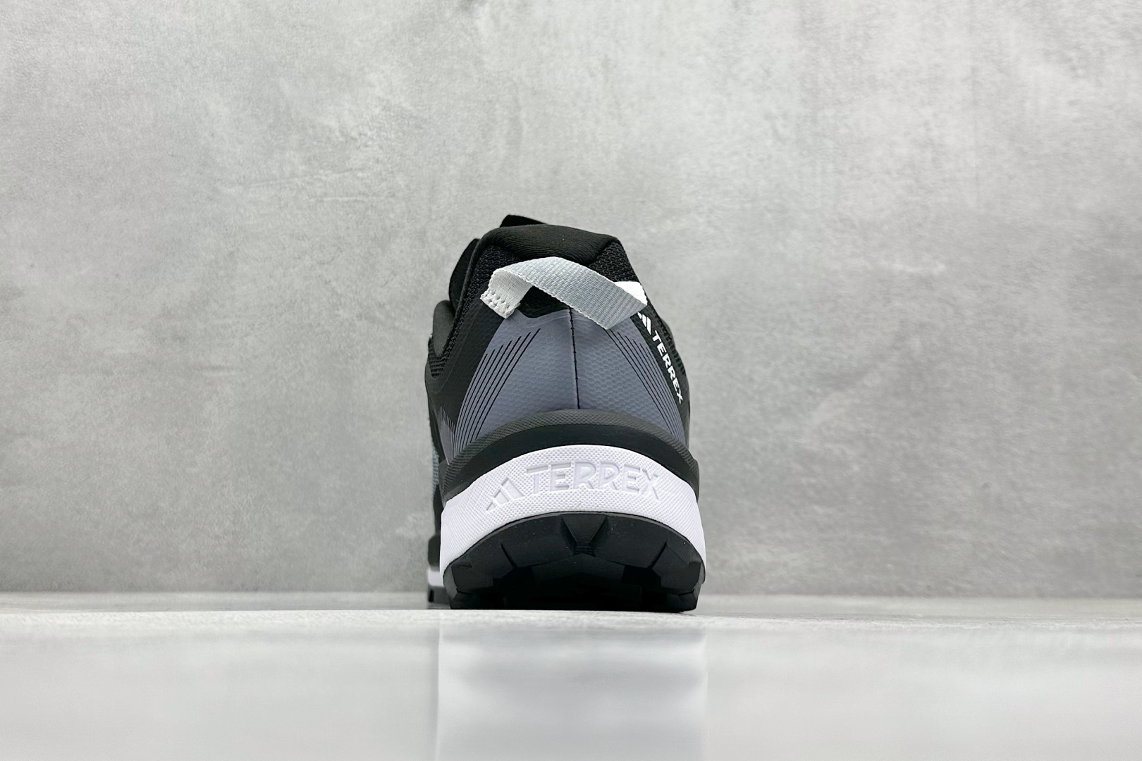  
Adidas TERREX SKYCHASER TECH GTX 
运动网面透气跑鞋 
原档案数据编