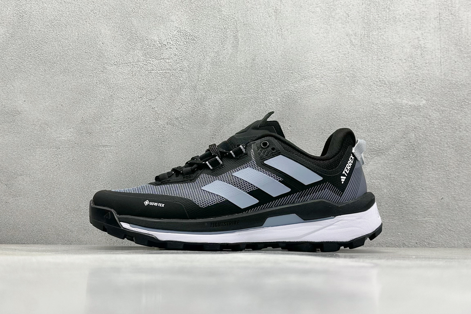  
Adidas TERREX SKYCHASER TECH GTX 
运动网面透气跑鞋 
原档案数据编