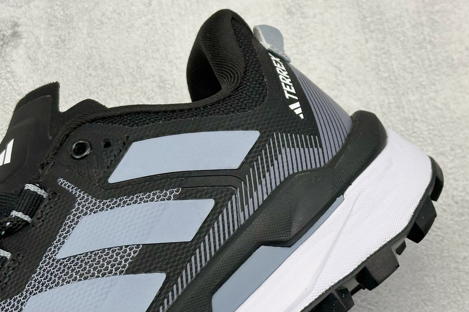  
Adidas TERREX SKYCHASER TECH GTX 
运动网面透气跑鞋 
原档案数据编
