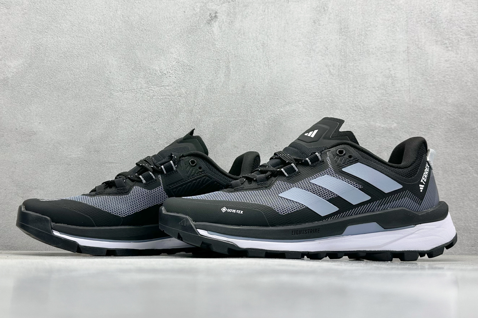  
Adidas TERREX SKYCHASER TECH GTX 
运动网面透气跑鞋 
原档案数据编