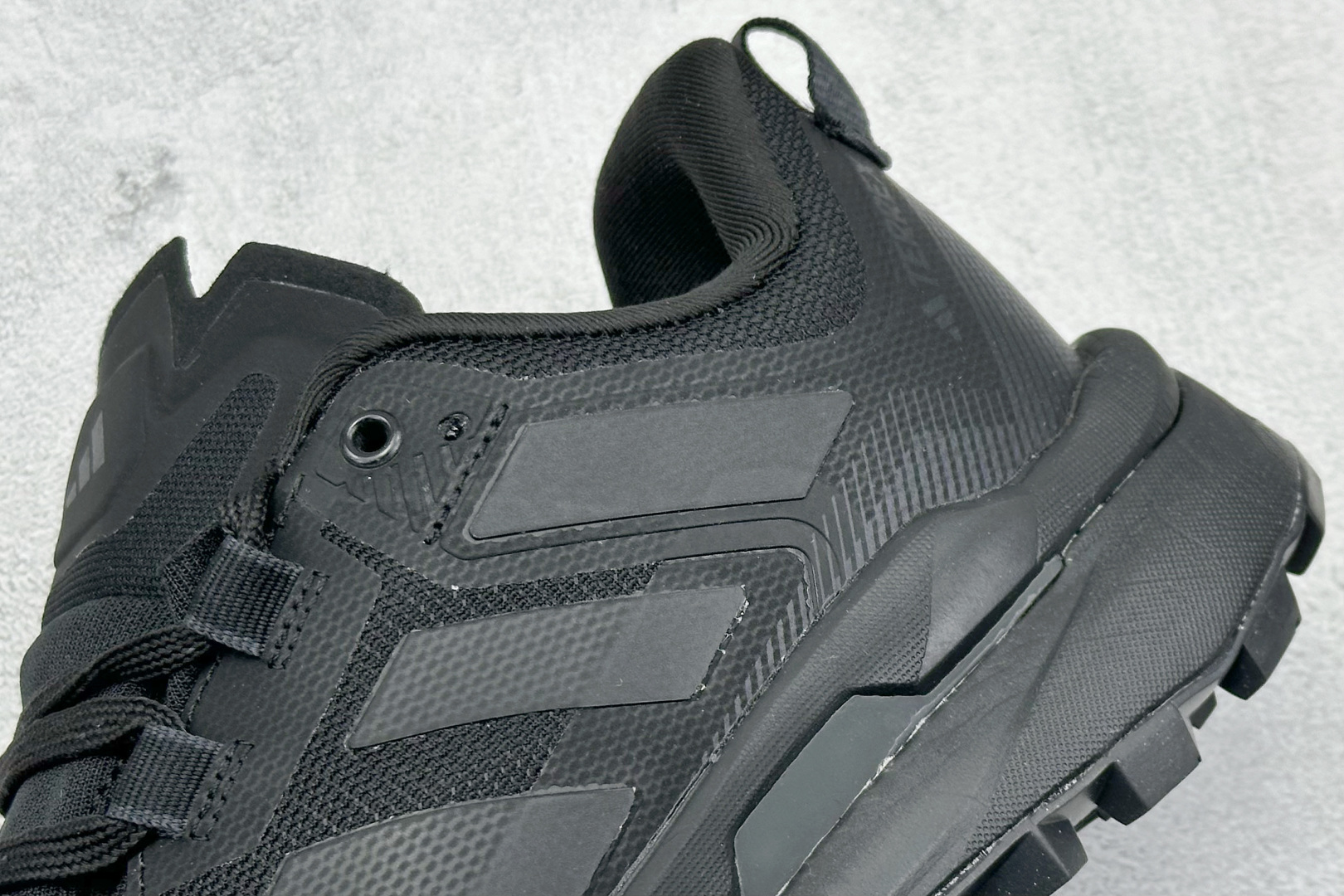  
Adidas TERREX SKYCHASER TECH GTX 
运动网面透气跑鞋 
原档案数据编