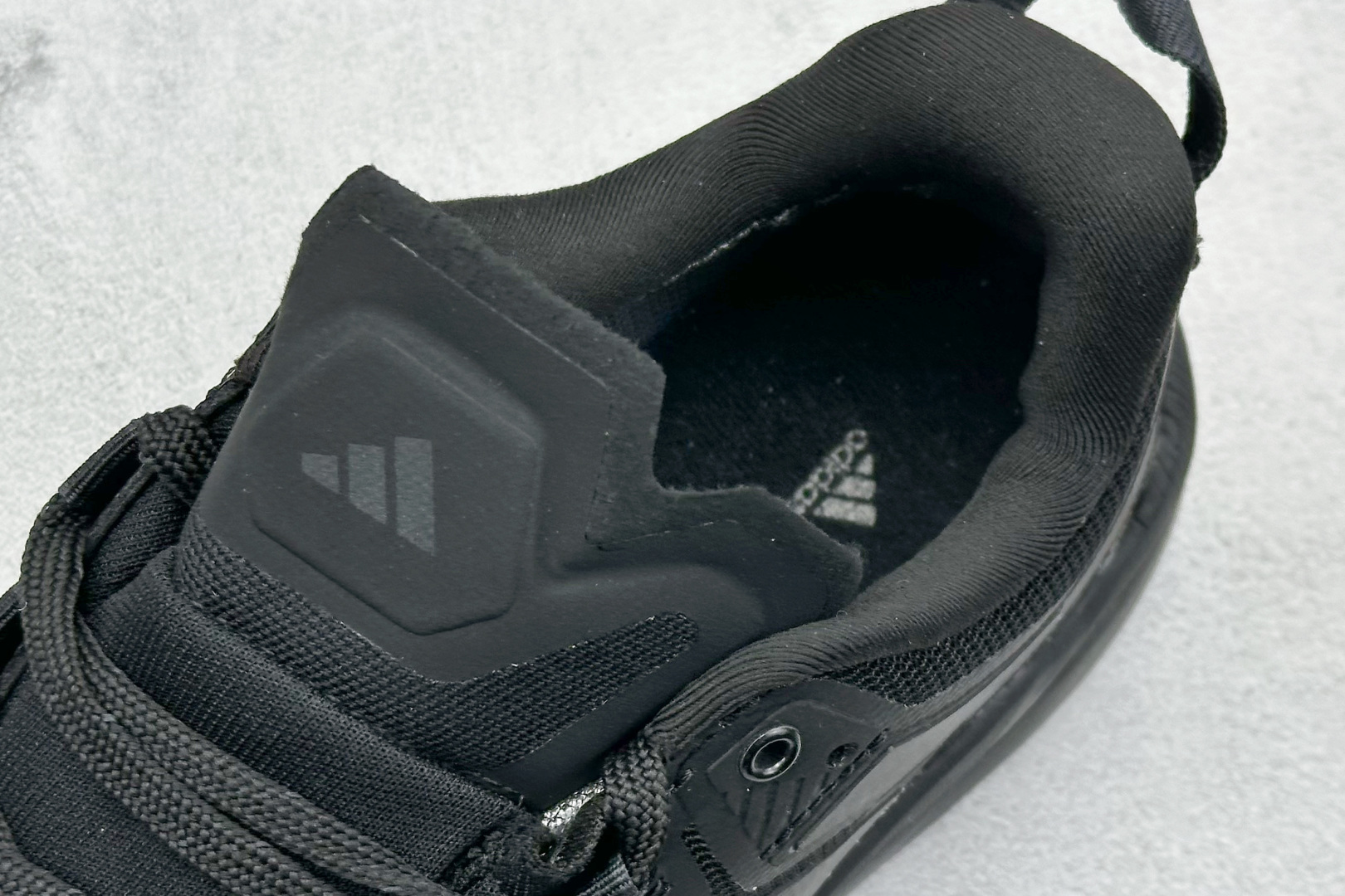  
Adidas TERREX SKYCHASER TECH GTX 
运动网面透气跑鞋 
原档案数据编