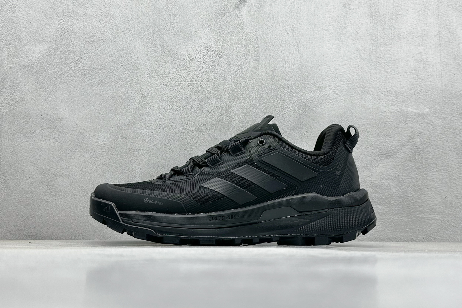  
Adidas TERREX SKYCHASER TECH GTX 
运动网面透气跑鞋 
原档案数据编