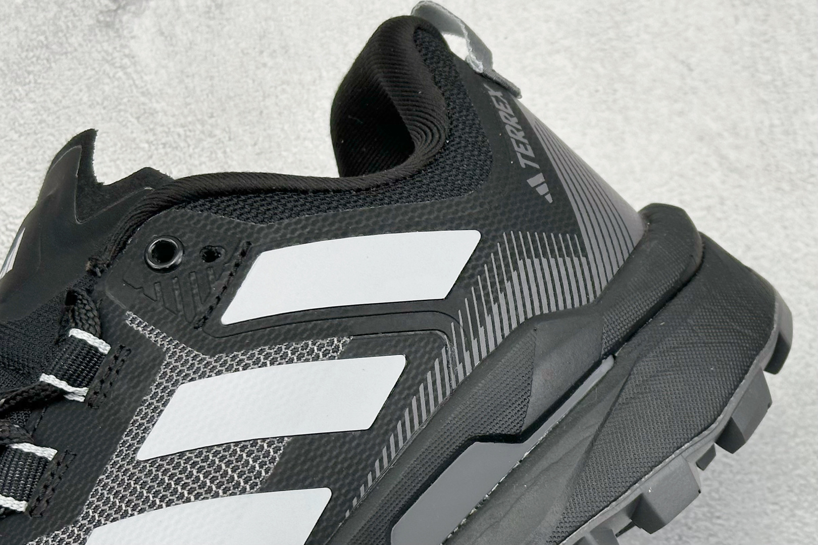  
Adidas TERREX SKYCHASER TECH GTX 
运动网面透气跑鞋 
原档案数据编