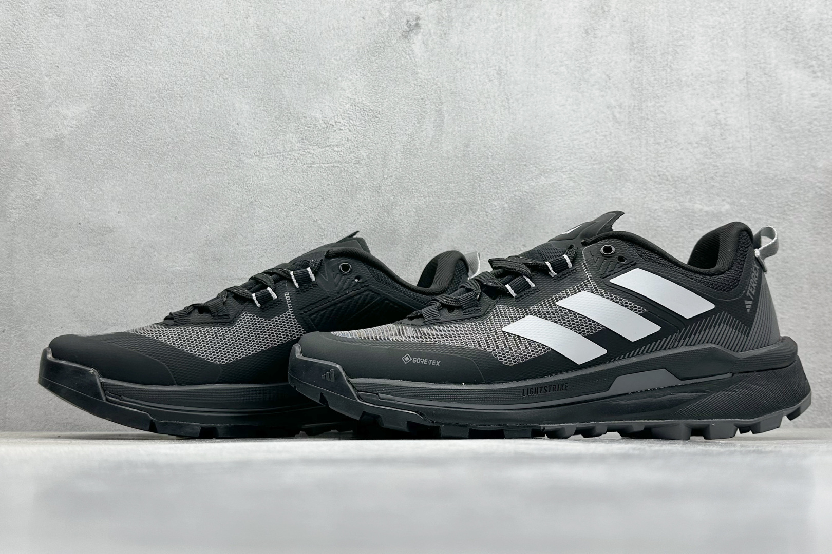  
Adidas TERREX SKYCHASER TECH GTX 
运动网面透气跑鞋 
原档案数据编