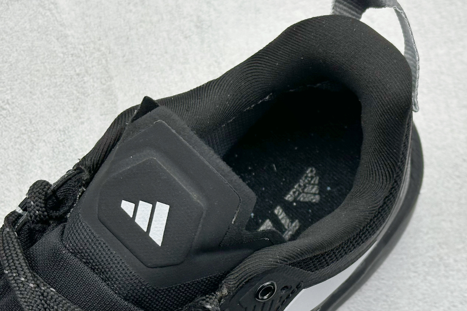  
Adidas TERREX SKYCHASER TECH GTX 
运动网面透气跑鞋 
原档案数据编