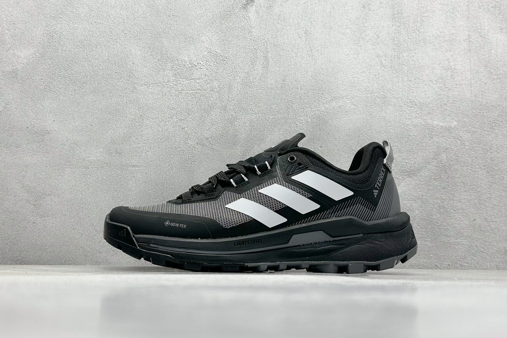  
Adidas TERREX SKYCHASER TECH GTX 
运动网面透气跑鞋 
原档案数据编