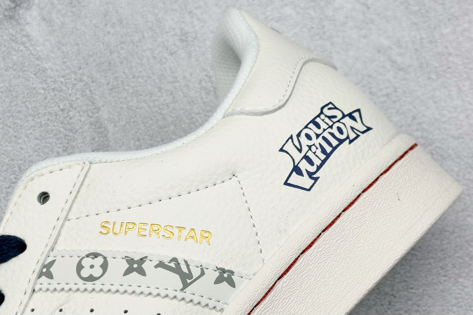  
AD Originals Superstar x Louis Vuitton 白蓝
采用全新头层拼接