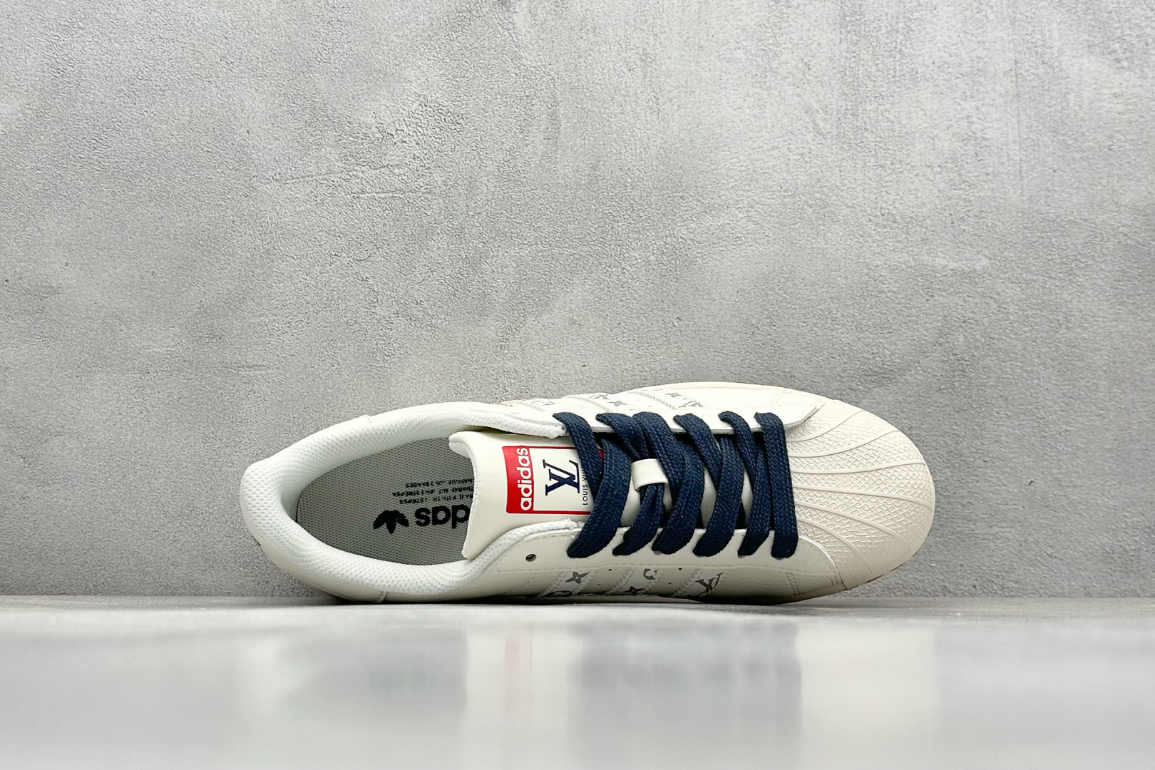  
AD Originals Superstar x Louis Vuitton 白蓝
采用全新头层拼接