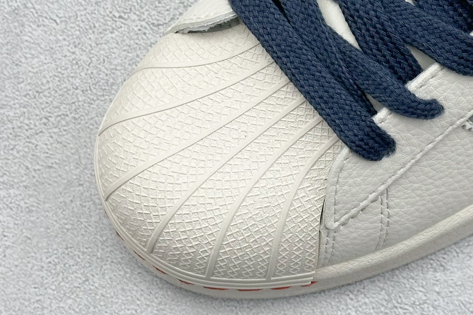  
AD Originals Superstar x Louis Vuitton 白蓝
采用全新头层拼接