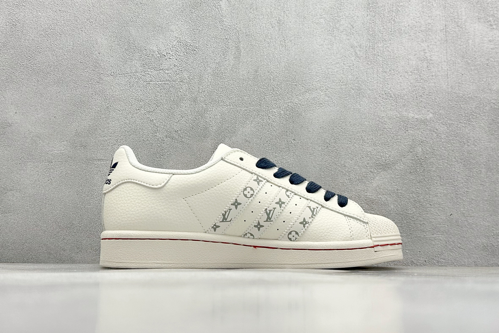  
AD Originals Superstar x Louis Vuitton 白蓝
采用全新头层拼接