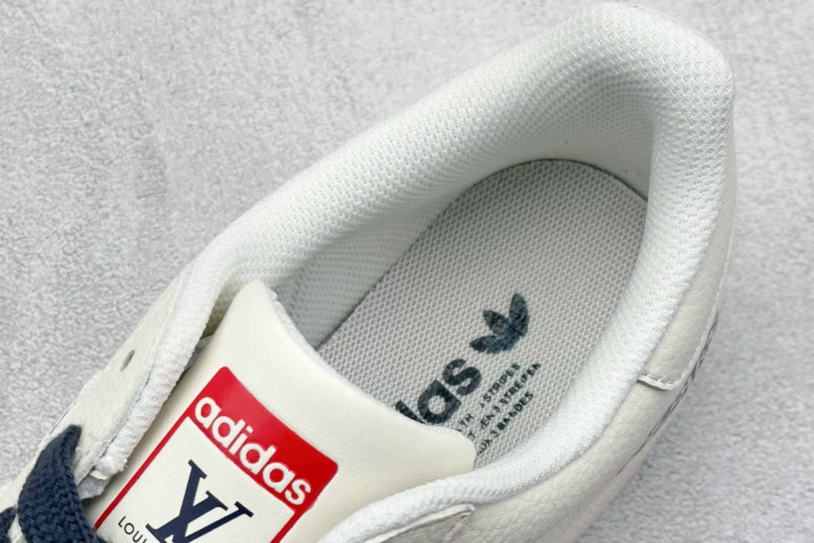  
AD Originals Superstar x Louis Vuitton 白蓝
采用全新头层拼接