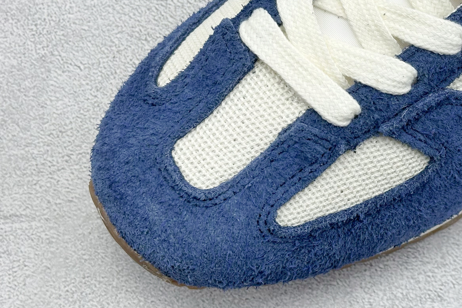  
K版 New Balance NB 471 系列 
鞋款特别附赠两双带有品牌标识的限定配色鞋带，在色