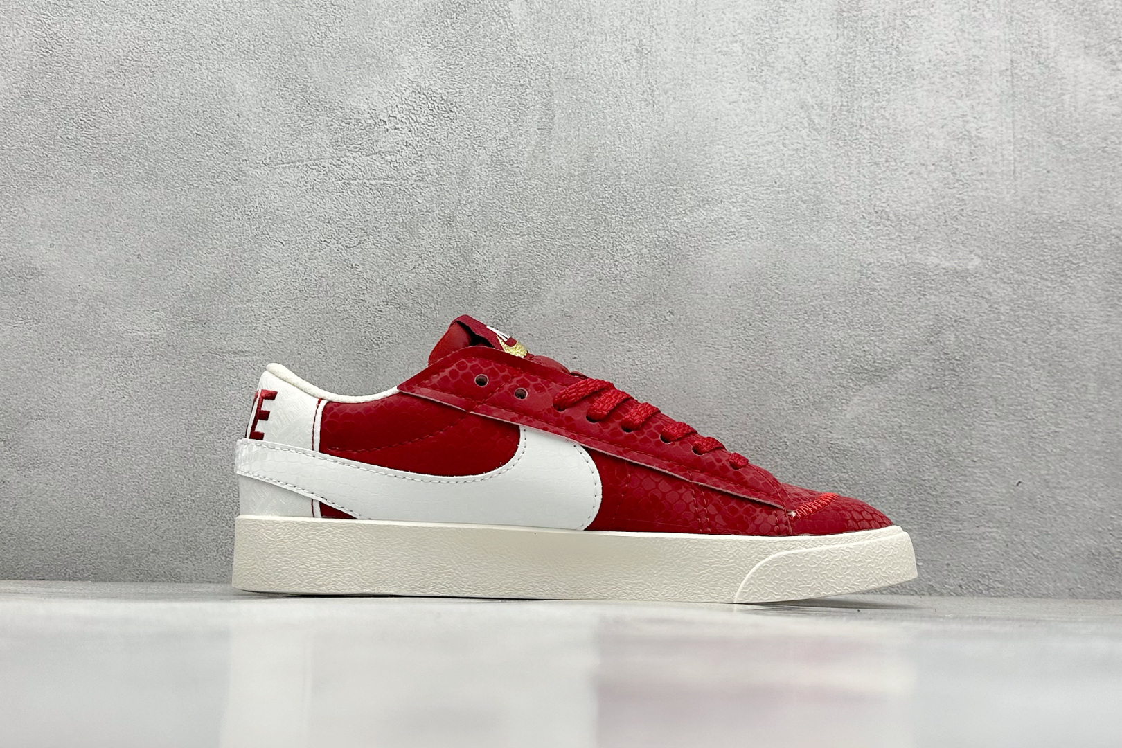  
NK Blazer Low'77 Jumbo 大钩
经典百搭低帮开拓者休闲运动板鞋
真硫化铝楦制作 