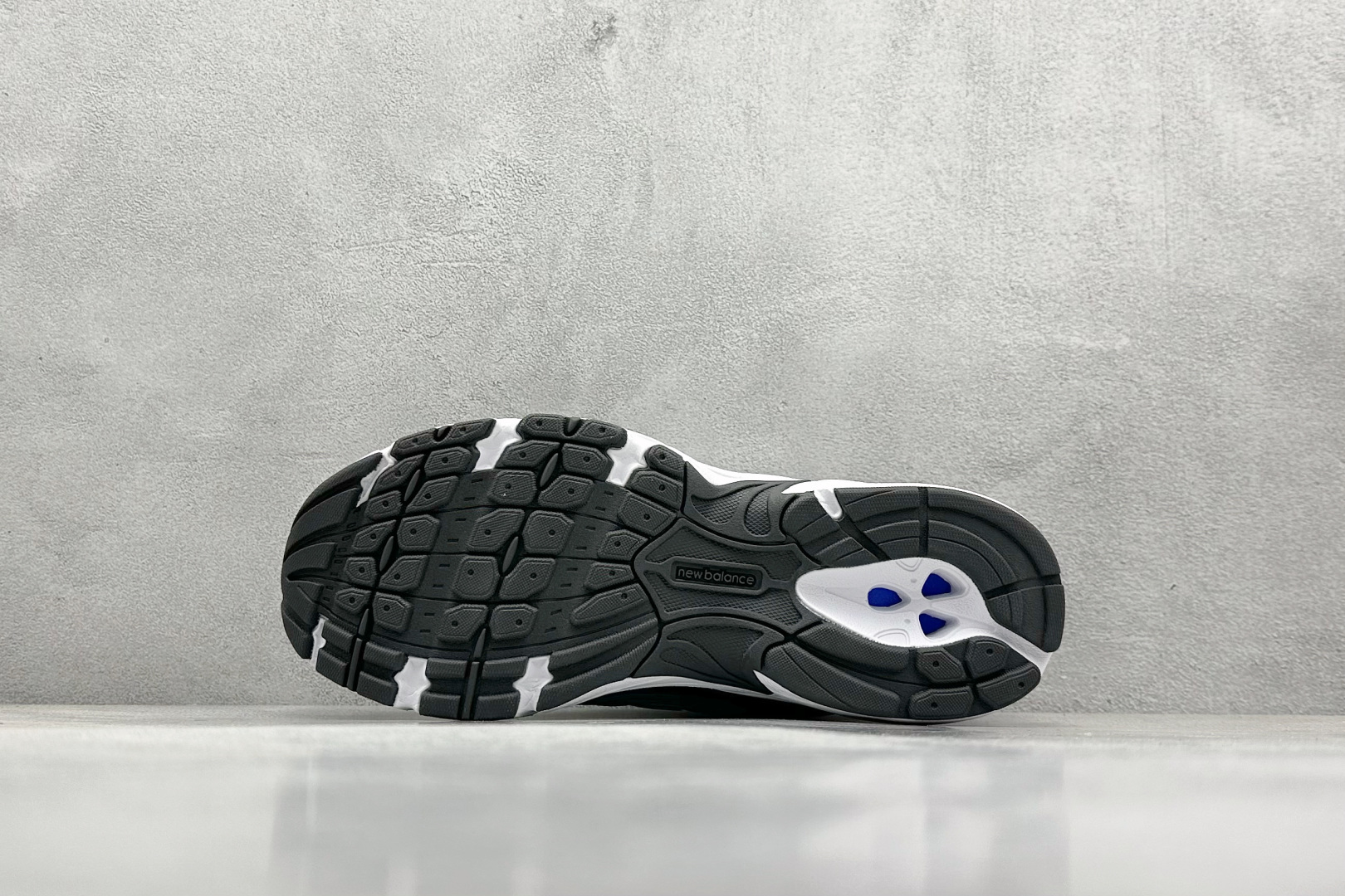  
A版 New Balance NB740 轻便复古休闲运动跑步鞋
全鞋身以网格布作为基地，在细节部分