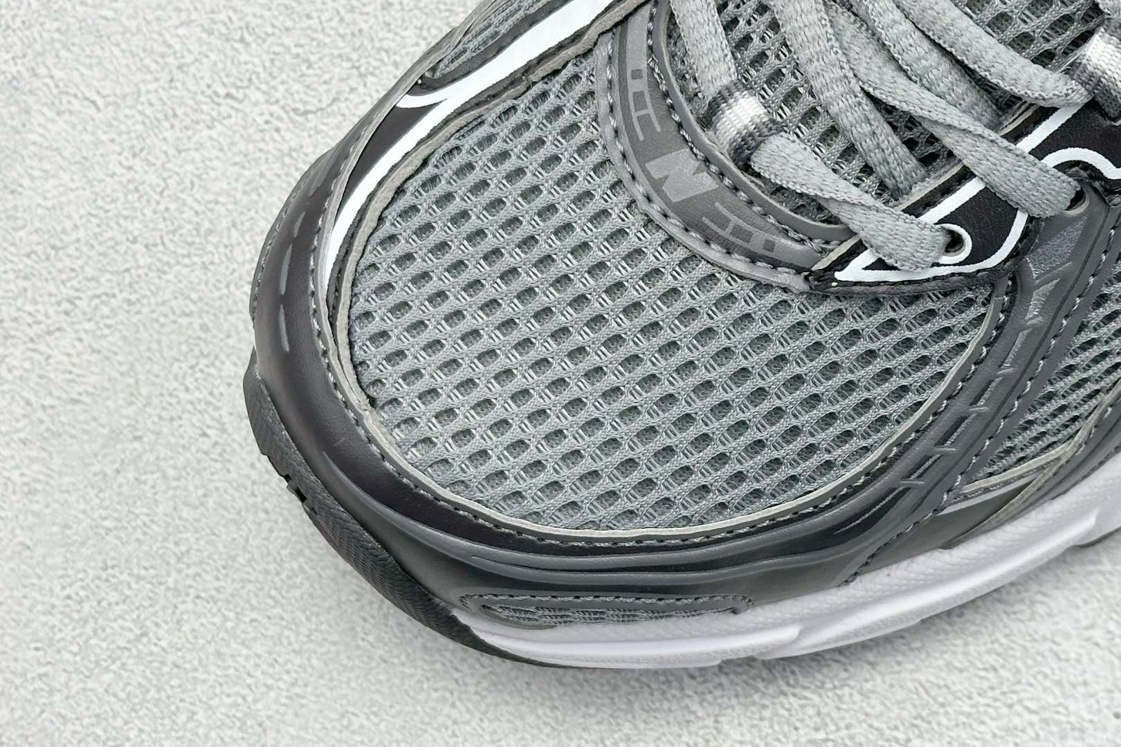  
A版 New Balance NB740 轻便复古休闲运动跑步鞋
全鞋身以网格布作为基地，在细节部分