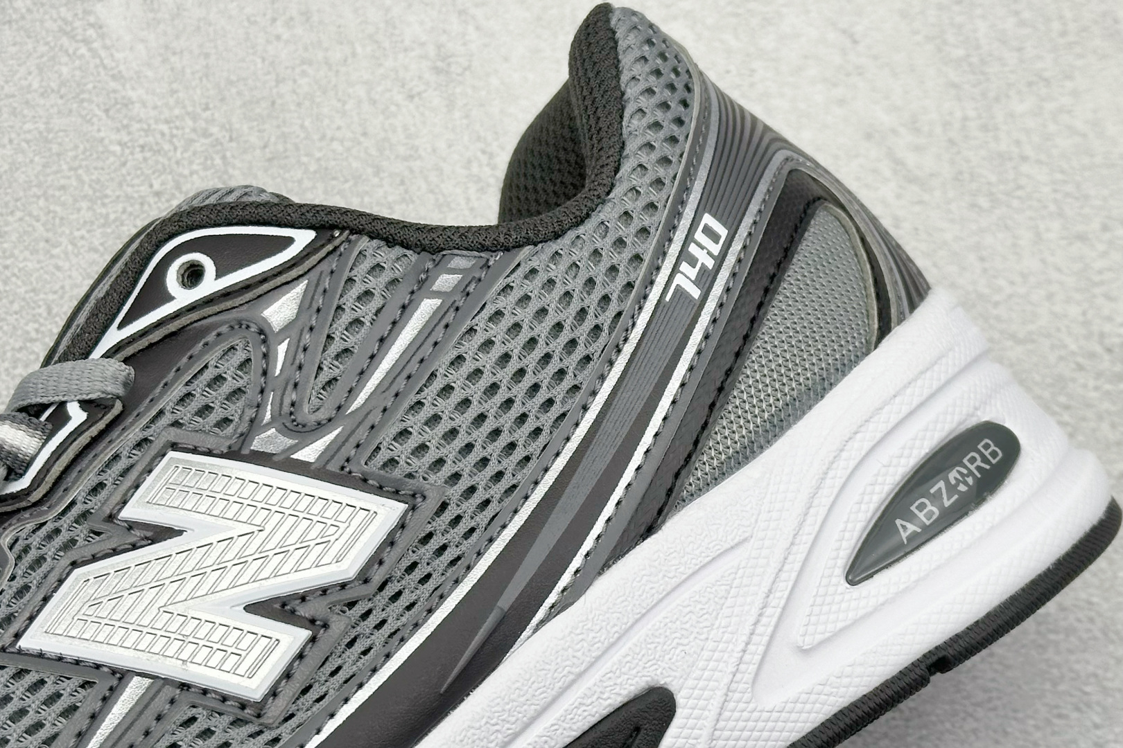  
A版 New Balance NB740 轻便复古休闲运动跑步鞋
全鞋身以网格布作为基地，在细节部分