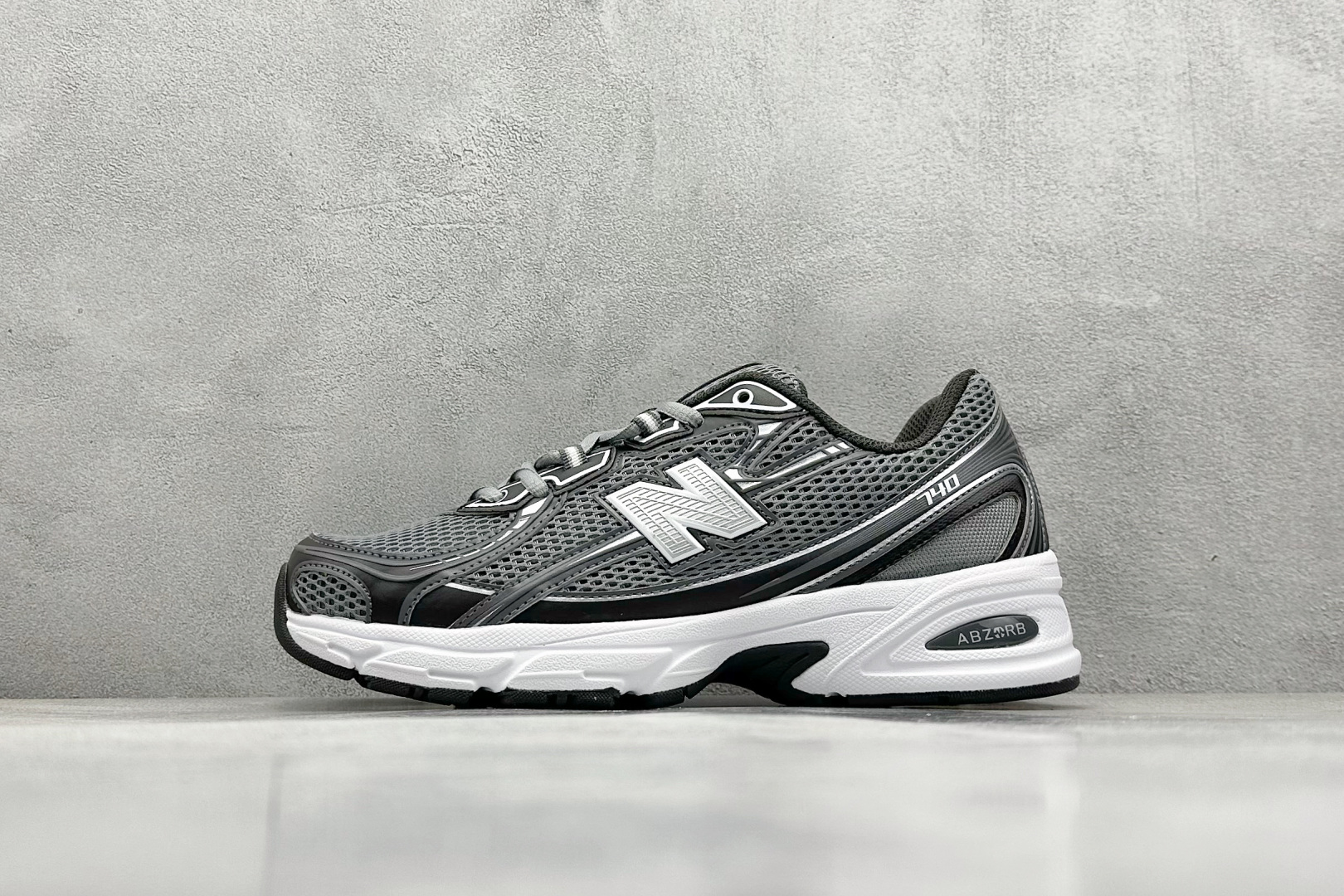  
A版 New Balance NB740 轻便复古休闲运动跑步鞋
全鞋身以网格布作为基地，在细节部分