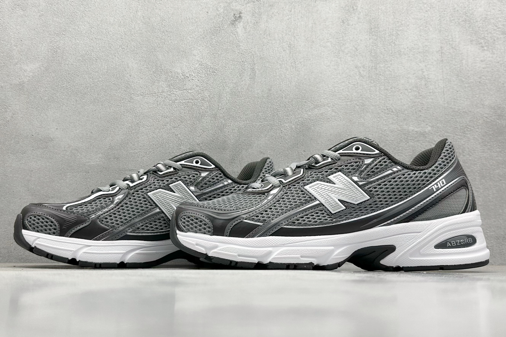  
A版 New Balance NB740 轻便复古休闲运动跑步鞋
全鞋身以网格布作为基地，在细节部分
