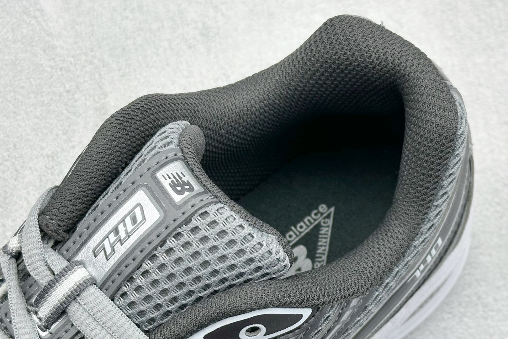 
A版 New Balance NB740 轻便复古休闲运动跑步鞋
全鞋身以网格布作为基地，在细节部分