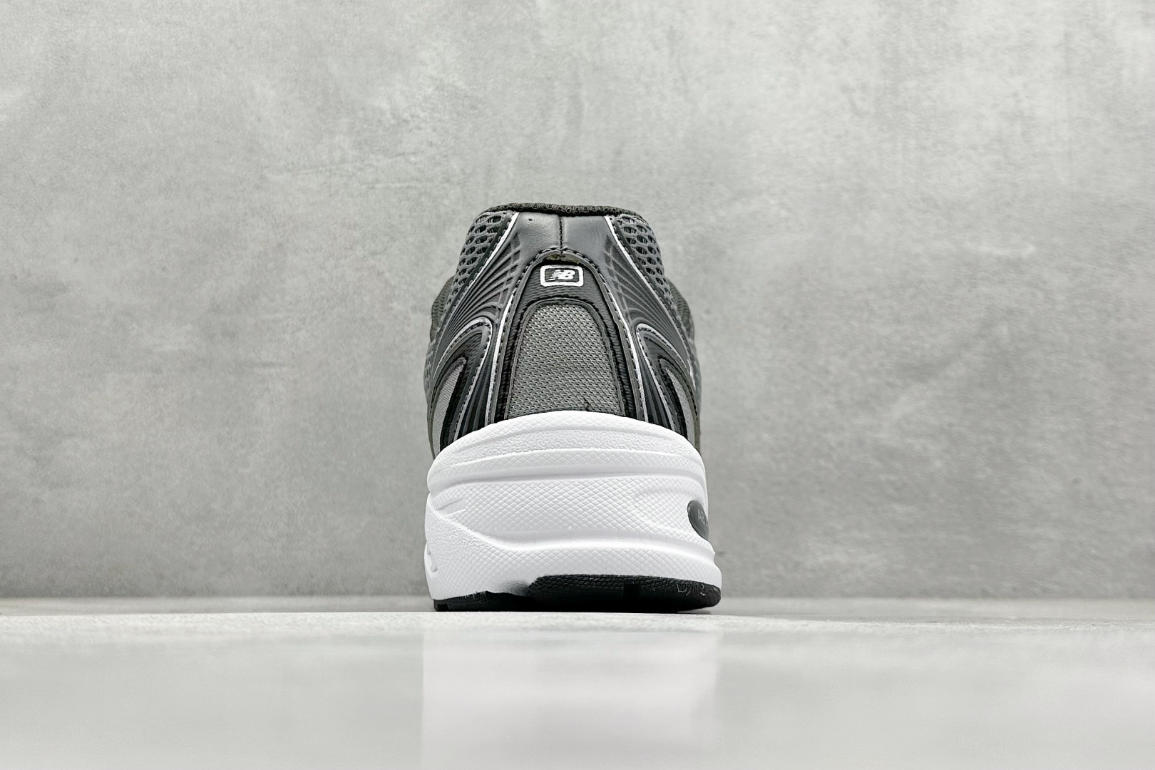  
A版 New Balance NB740 轻便复古休闲运动跑步鞋
全鞋身以网格布作为基地，在细节部分