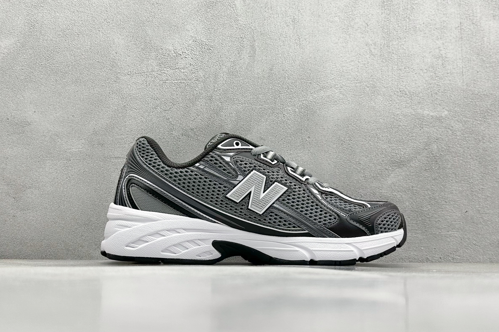  
A版 New Balance NB740 轻便复古休闲运动跑步鞋
全鞋身以网格布作为基地，在细节部分