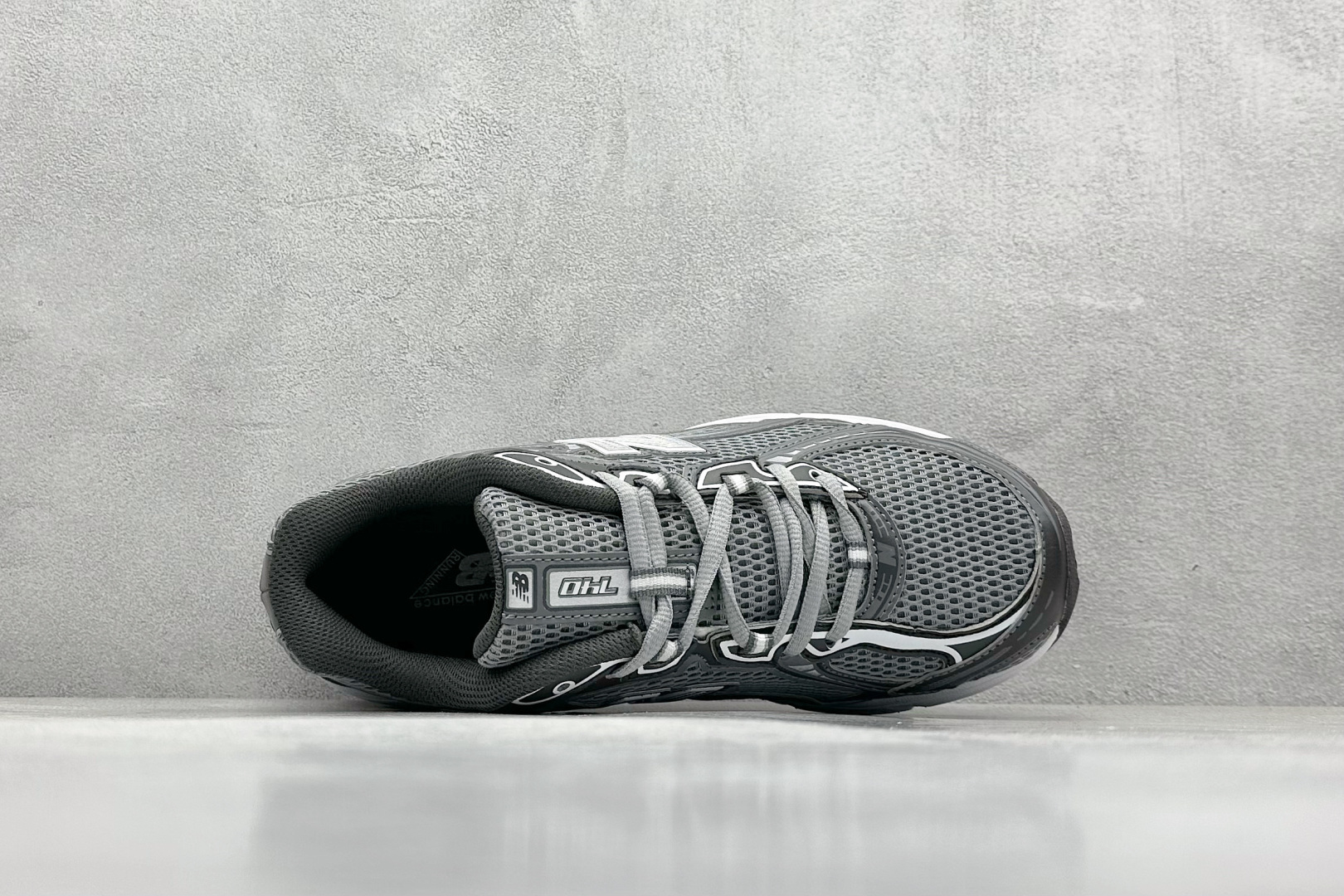  
A版 New Balance NB740 轻便复古休闲运动跑步鞋
全鞋身以网格布作为基地，在细节部分