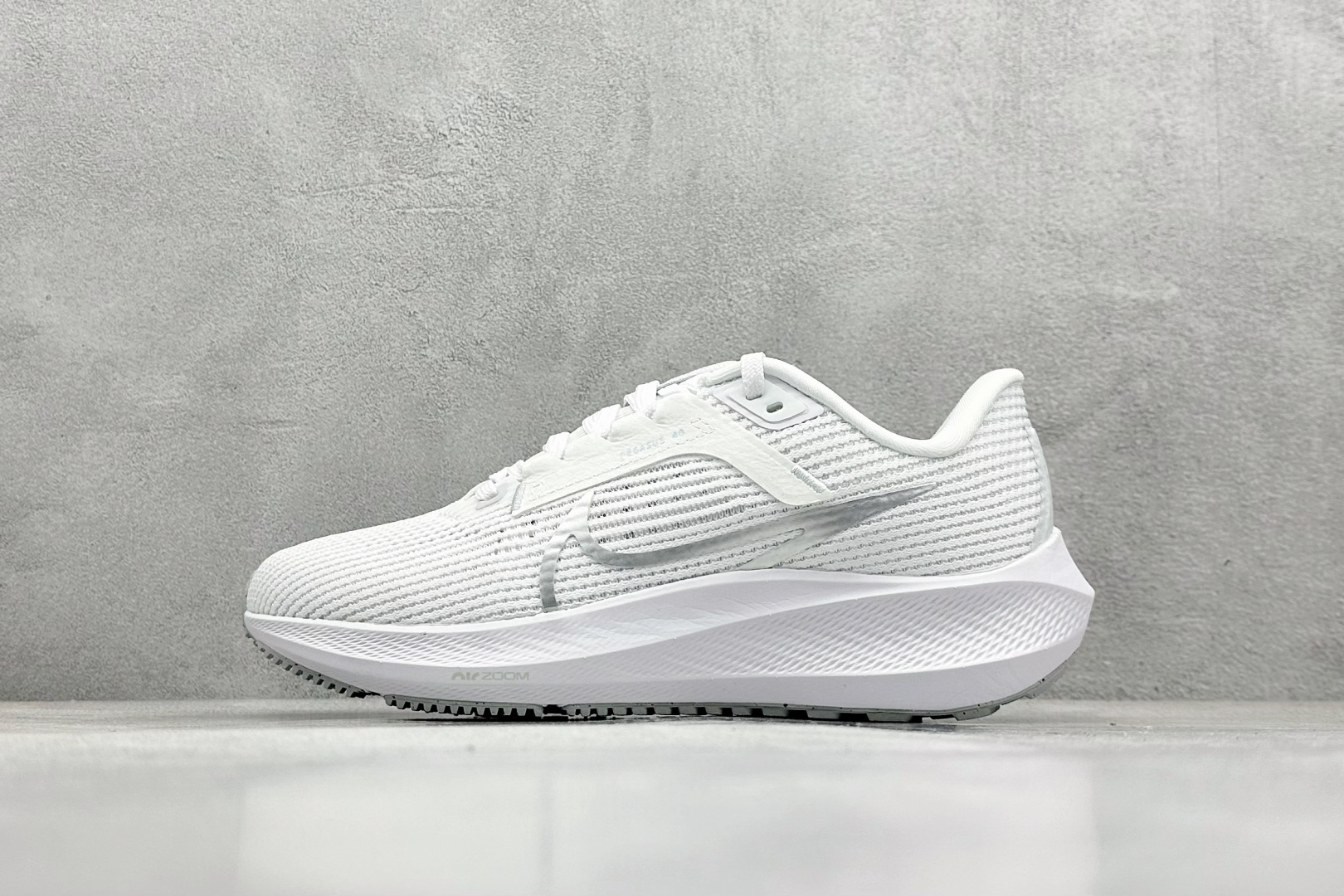 福利特价 
Nike Air Zoom Pegasus 40代 网面透气跑步鞋 兼顾迅疾外观和稳固脚感 