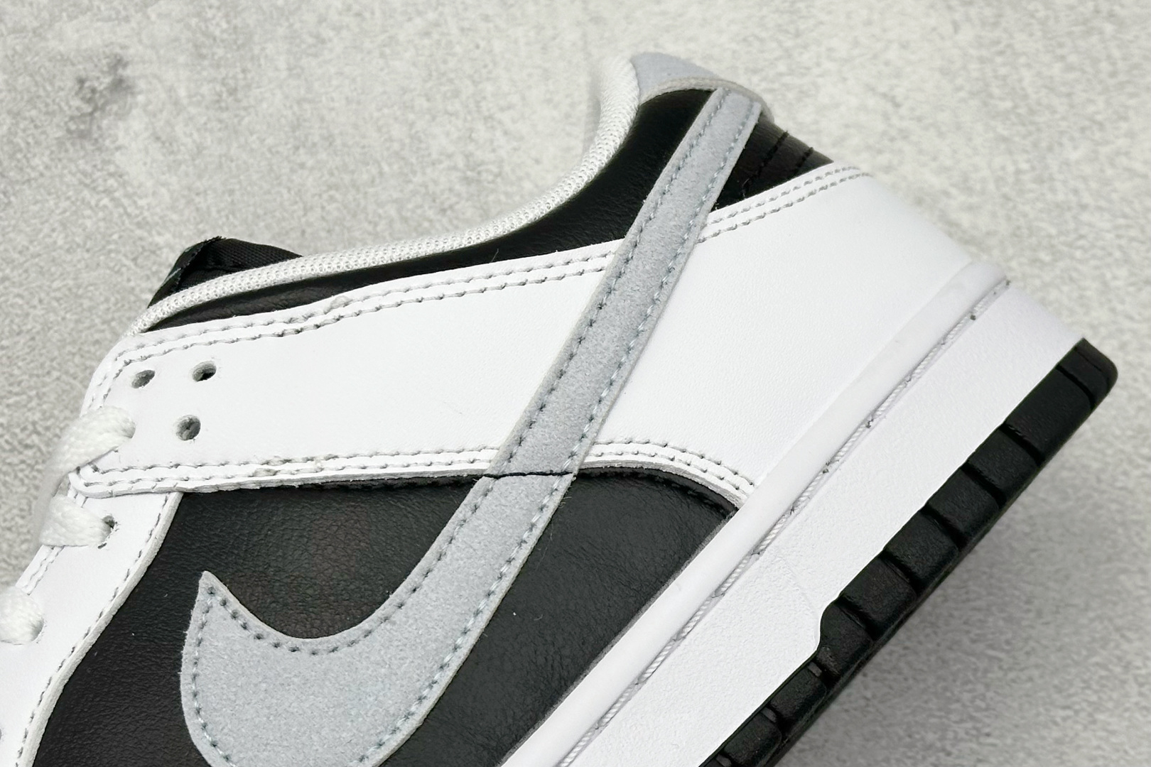  终端放店
YH版 Nike SB Dunk Reverse Panda 2.0 白黑色
原装头层材料 