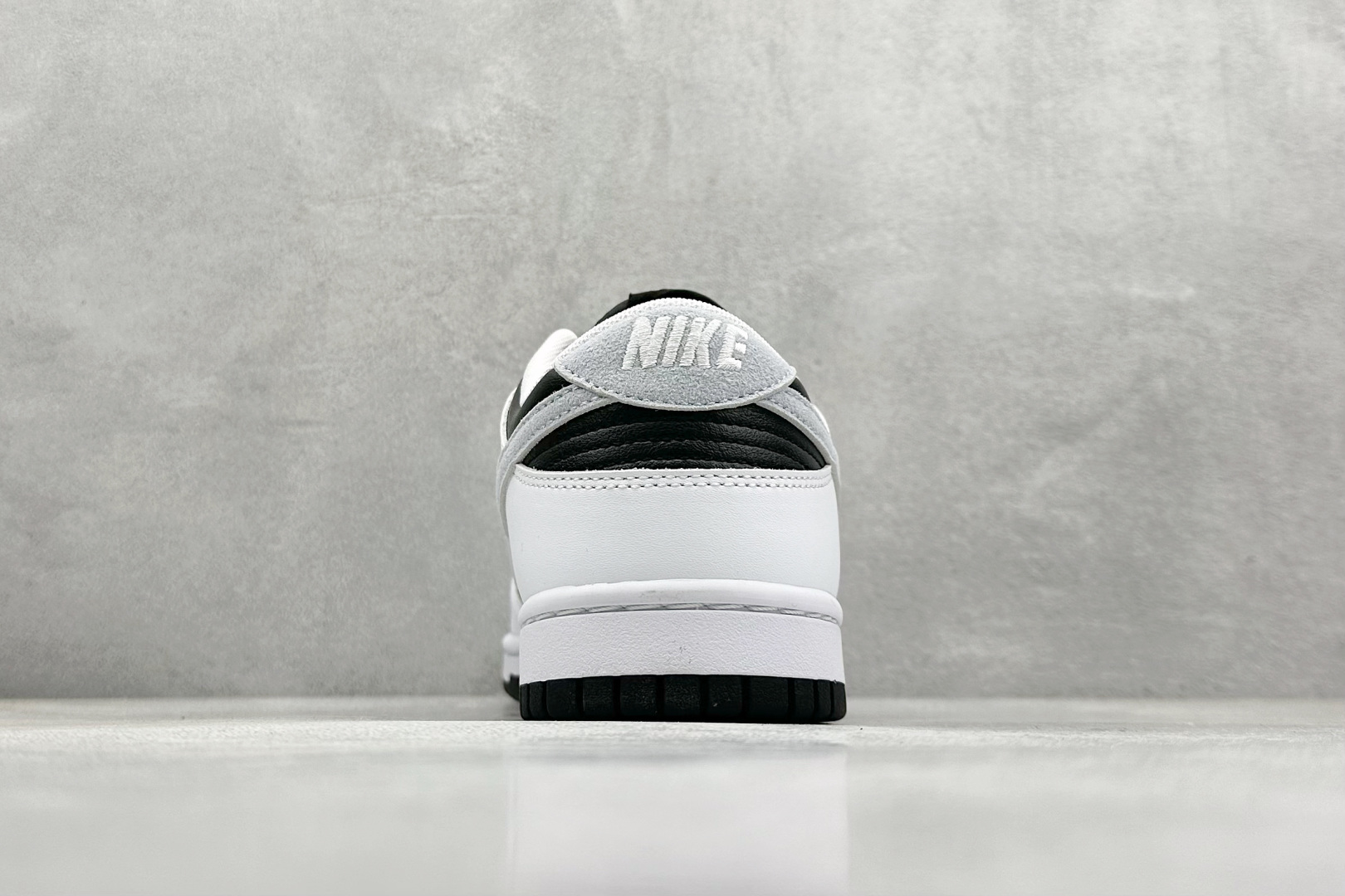  终端放店
YH版 Nike SB Dunk Reverse Panda 2.0 白黑色
原装头层材料 