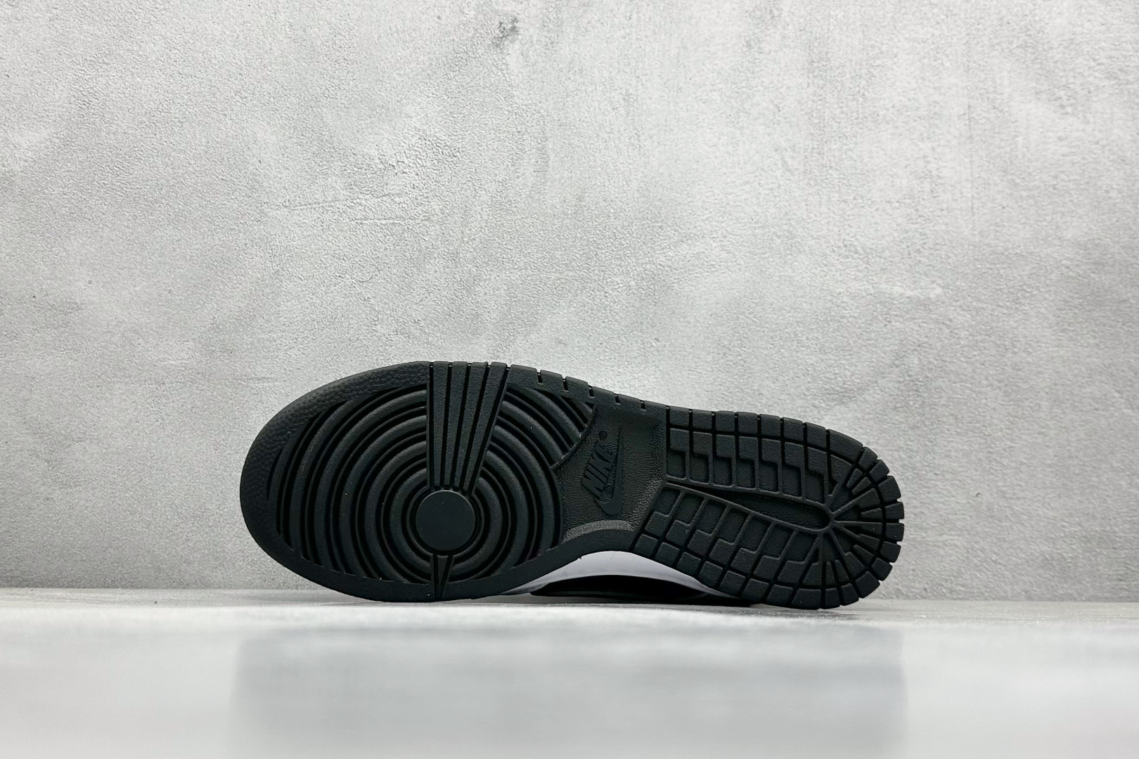  终端放店
YH版 Nike SB Dunk Reverse Panda 2.0 白黑色
原装头层材料 