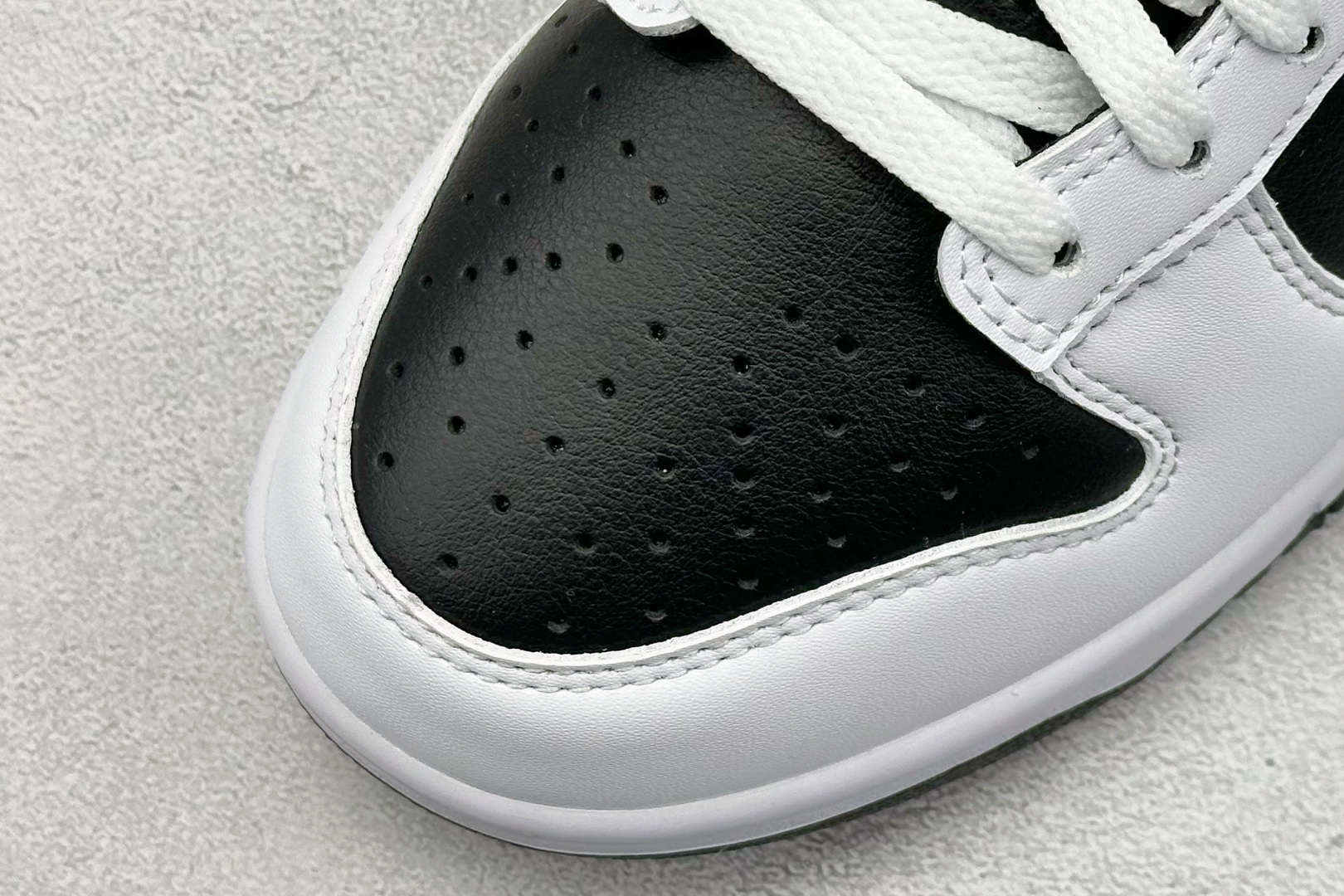  终端放店
YH版 Nike SB Dunk Reverse Panda 2.0 白黑色
原装头层材料 
