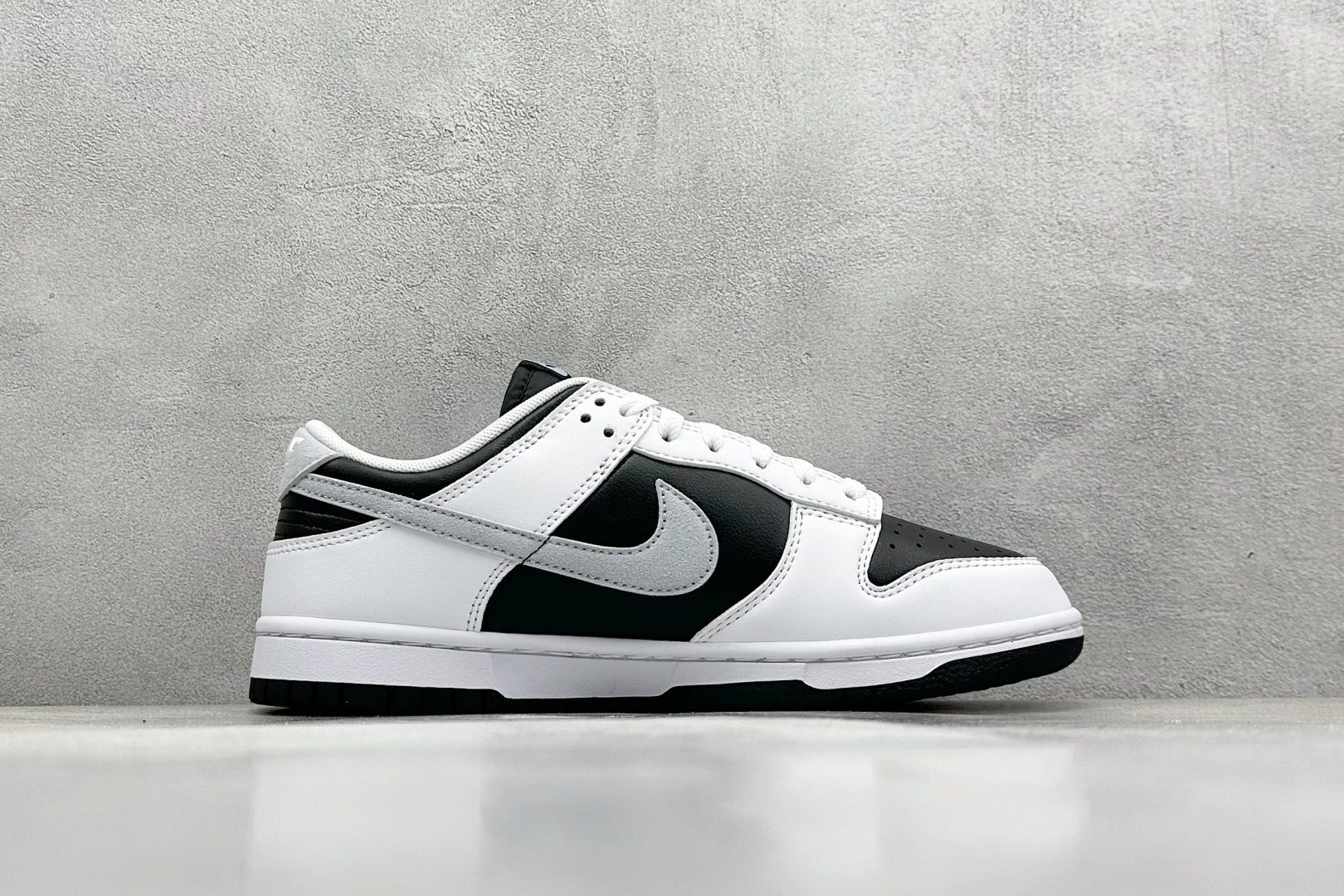  终端放店
YH版 Nike SB Dunk Reverse Panda 2.0 白黑色
原装头层材料 