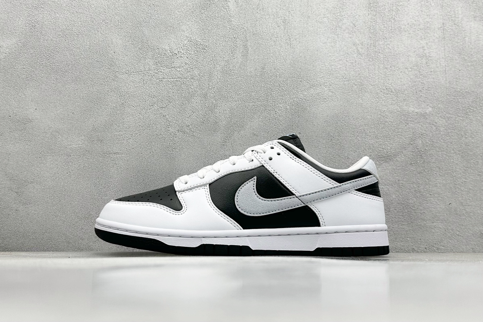  终端放店
YH版 Nike SB Dunk Reverse Panda 2.0 白黑色
原装头层材料 