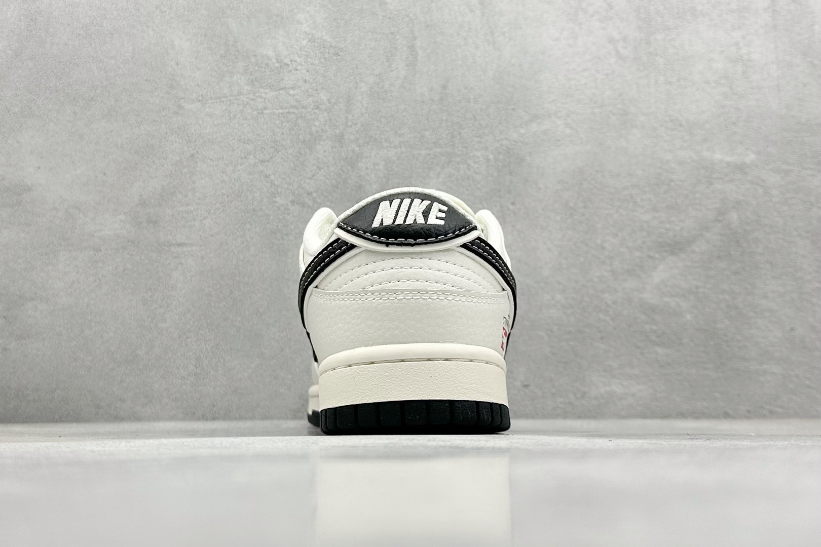  终端放店
XC版 Nike SB Dunk Low x Spreme 联名款
大厂出品 极力推荐
原装